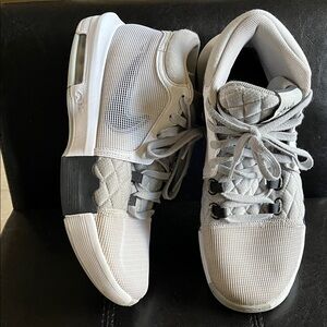 NIKE LeBron James Mens Basketball Sneakers, size 11